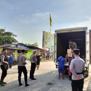 Polres Kutai Barat Pastikan Pengawalan Logistik Pilkada Mahakam Ulu Berjalan Lancar dan Aman