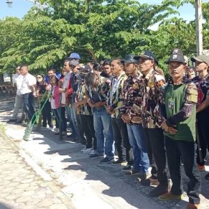 Sambut Sumpah Pemuda, Disdikpora beserta OKP Toba gotong royong bersihkan tepian Danau Toba