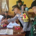 Tempuh 60 Kilometer, Polsek Sagaranten Berikan Makan Siang Gratis untuk Siswa SD di Pelosok Sukabumi