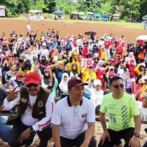 Jalan Santai Bersama Paslon AA, Asep Japar dan Andreas Dekatkan Diri dengan Warga Cireunghas