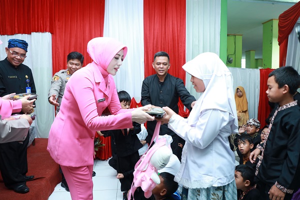 Bagikan Makanan Bergizi dan Susu Gratis, Kapolres Sukabumi Silaturahmi ke SLBN Handayani Cibadak