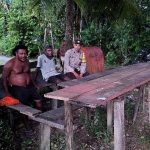 Bhabinkamtibmas Kampung Wainami Ajak Masyarkat Berkebun Mengolah Lahan Kosong di Sekitar