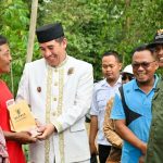 Bupati Dendi Ramadhona Hadiri Penyerahan Bantuan Bedah Rumah Layak Sehat untuk Masyarakat Desa