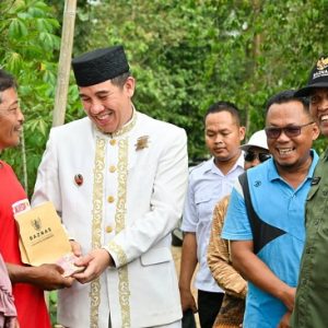 Bupati Dendi Ramadhona Hadiri Penyerahan Bantuan Bedah Rumah Layak Sehat untuk Masyarakat Desa