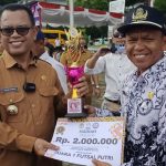 Bupati Toba berikan penghargaan kepada para guru dan siswa berprestasi