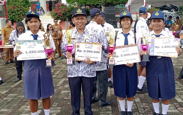 Bupati Toba berikan penghargaan kepada para guru dan siswa berprestasi