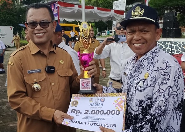Bupati Toba berikan penghargaan kepada para guru dan siswa berprestasi