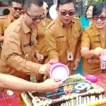 Bupati Toba serahkan Mobil Ambulance dan Kendaraan roda 2 usai upacara peringatan hari kesehatan