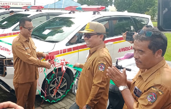 Bupati Toba serahkan Mobil Ambulance dan Kendaraan roda 2 usai upacara peringatan hari kesehatan