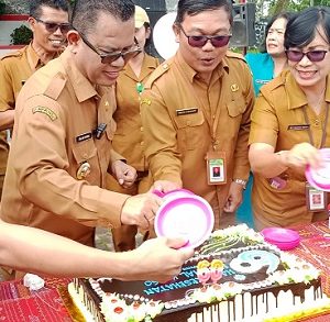Bupati Toba serahkan Mobil Ambulance dan Kendaraan roda 2 usai upacara peringatan hari kesehatan