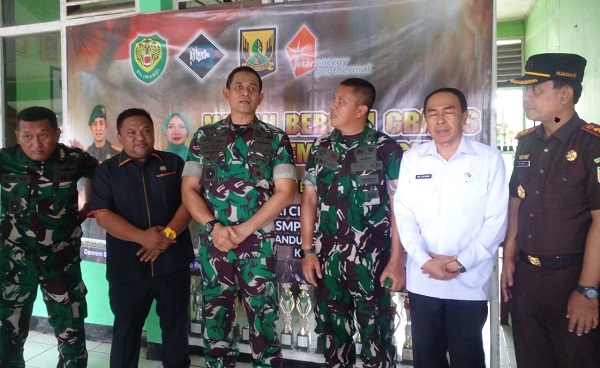 Dukung program Asta Cita, Danrem 061Sk bersama Ibu Ketua Persit Koorcab Rem 061 PD IIISiliwangi bbagikan 1000 paket makan bergizi