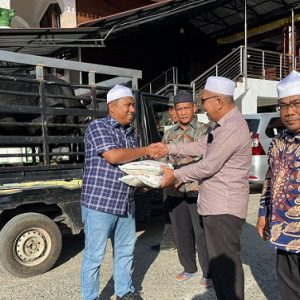 H. Sugiat Santoso Sumbang Lembu untuk Haul Tuan Guru Besilam ke 101