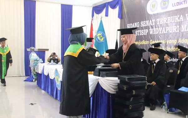 Hadiri Wisuda STISIP Widyapuri, Sekda Minta Ingat Kualifikasi, Kompetensi, Perilaku dan Doa Orangtua