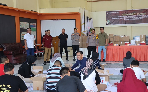 Kapolres Bersama Pj Bupati PPU Pantau Penyortiran dan Pelipatan Surat Suara Pilkada