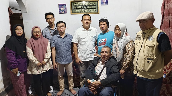 Kembali ke Pelukan Keluarga, Kosim Dijemput Putra Pertama Usai 37 Tahun Putus Komunikasi