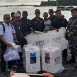 Kolaborasi Tanpa Batas, Personel Polres Ketapang bersama Anggota TNI Seberangi Lautan Antarkan Logistik Pilkada 2024