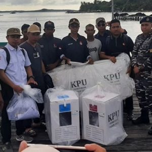 Kolaborasi Tanpa Batas, Personel Polres Ketapang bersama Anggota TNI Seberangi Lautan Antarkan Logistik Pilkada 2024