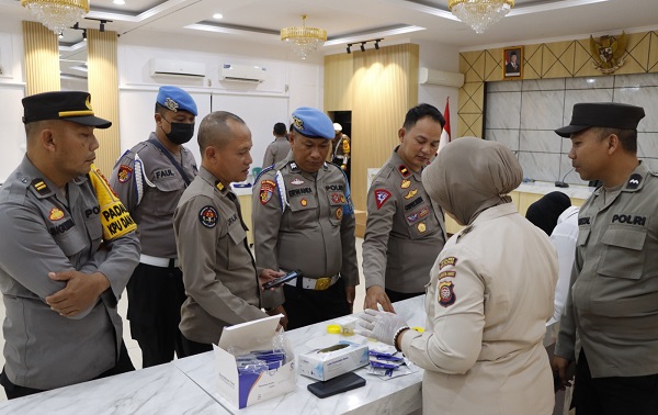 Laksanakan Tes Urine Mendadak, Kapolres Ketapang Pastikan Personil Bebas Narkoba
