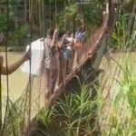 Memacu Adrenalin, Kawal Logistik Pilkada Melintasi Jembatan Gantung di Nias Barat