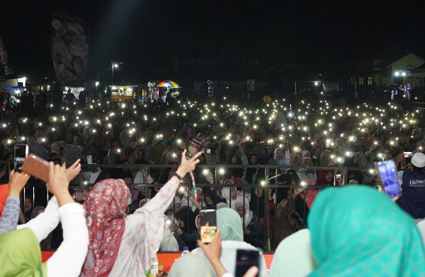 Nanda Anton Paslon 02 Bershalawat Bersama Ribuan jemaah Keluarga Besar Nahdatul Ulama