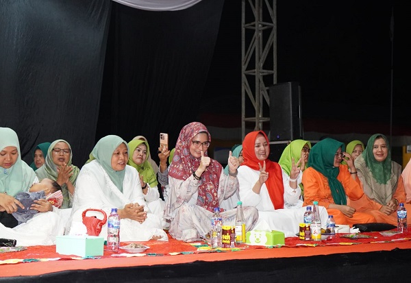 Nanda Anton Paslon 02 Bershalawat Bersama Ribuan jemaah Keluarga Besar Nahdatul Ulama