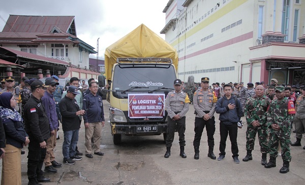 Pastikan Mendapat Pengawalan Ketat dari Kepolisian, Kapolres Ketapang Lepas Pendistribusian Logistik Pilkada Tahun 2024