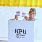 Pj. Gubernur Lampung Samsudin Gunakan Hak Pilih di TPS 007 Kelirahan Sumur Batu