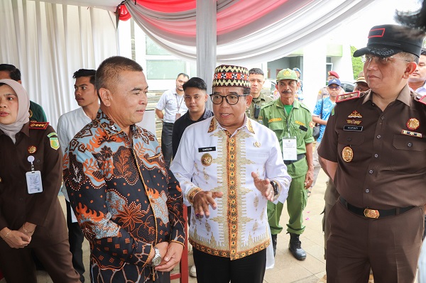 Pj. Gubernur Lampung Samsudin Gunakan Hak Pilih di TPS 007 Kelirahan Sumur Batu