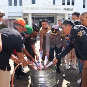 Sesuai ketentuan, KPU Toba musnahkan 2495 surat suara rusak