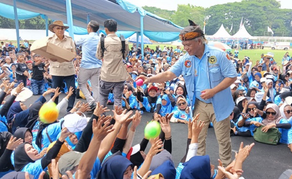 Tasikmalaya Jadi Lautan Biru, Abah Anton Charliyan Dampingi KDM dan Diky Candra Kampanye Akbar