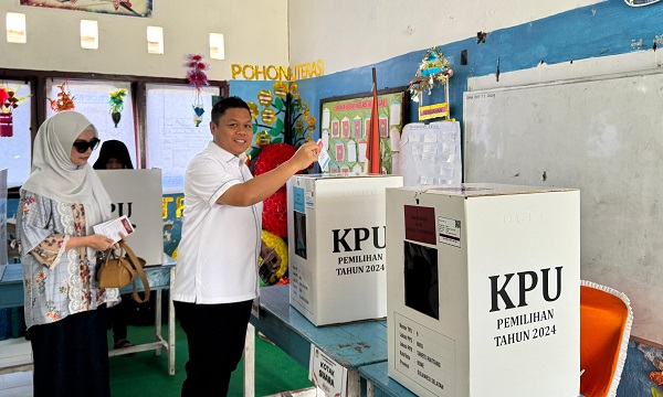 Wakil Ketua DPRD Sulsel Yasir Mahmud Salurkan Hak Pilih di Kampung Halaman