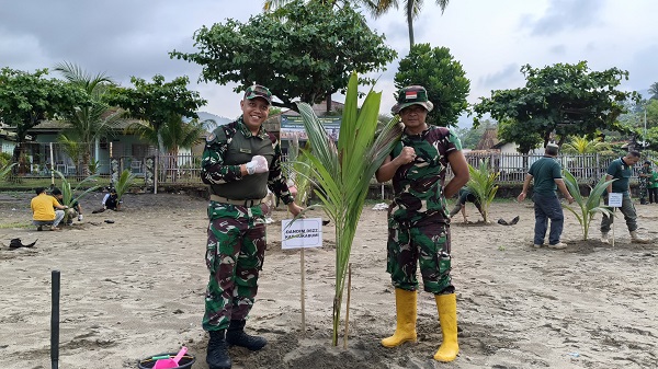Wujudkan Asta Cita, Kodim 0622Kab. Sukabumi Bergerak Gelar Aksi Tanam Pohon dan Bersih-bersih Pantai Gado Bangkong Palabuhanratu