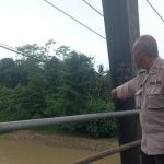 Anggota Polsek Rangkasbitung Polres Lebak Pantau Debit Air Sungai