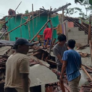 Di Guyur Hujan Deras, Rumah Warga Kecamatan Cirinten Ambruk