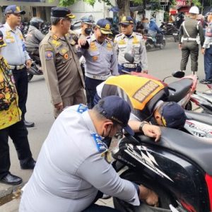 Dikawal Ketat Kepolisian, TNI dan Satpol PP, Dishub Cengkareng Tertibkan Parkir Liar