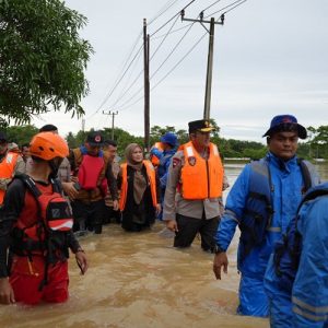 Kapolda Banten terjun langsung tinjau lokasi banjir di Kecamatan Pagelaran Pandeglang Banten