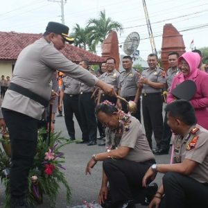Kapolres Blora Pimpin Upacara Kenaikan Pangkat Anggota TMT 01 Januari 2025