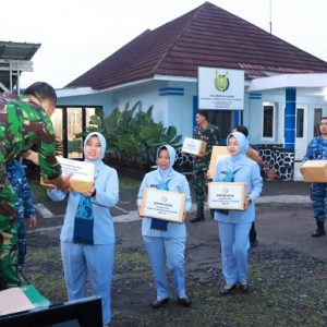Ketua PIA Ardhya Garini Cabang 4/D.I Lanud Husein Sastranegara Salurkan Bantuan Kemanusiaan Korban Bencana