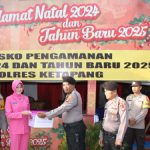Kunjungi Pospam, Kapolres bersama Ketua Bhayangkari Cabang Ketapang bagikan bingkisan Nataru