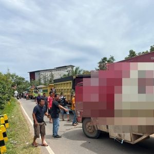 Lakalantas, Truk Bermuatan BBM Tabrak Dump Truk Roda 6 di Jalan Raya Ketapang – Siduk