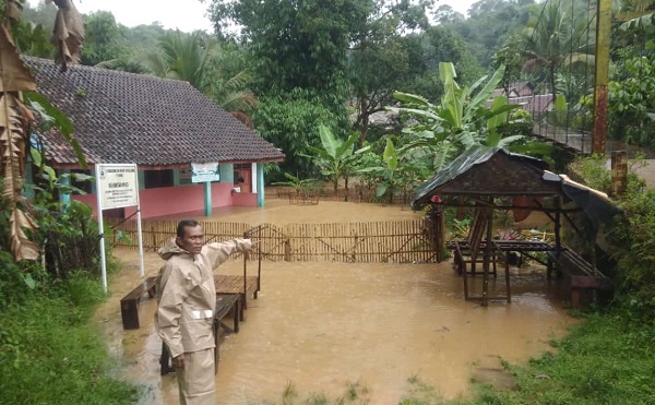 Musim Hujan Tiba, Kapolsek Cirinten Himbau Warga Waspada Banjir