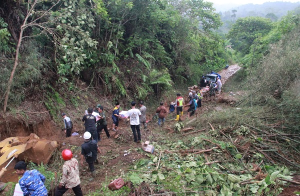 Personel Lanud Husein Sastranegara Berhasil Tembus Daerah Terisolir Lokasi Bencana Alam di Kabupaten Cianjur