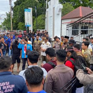 Polres Ketapang Kawal Penyampaian Aspirasi Aliansi Federasi Serikat Pekerja