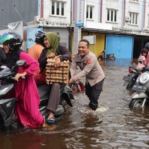 Polres Ketapang Sigap Bantu Kendaraan Mogok Akibat Banjir