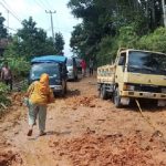 Rusak Parah, Warga Keluhkan Kondisi Jalan Tanjakan Kampung Koranji Cirinten Lebak Banten
