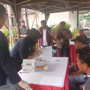 Pastikan keamanan Nataru 2024, Satnarkoba Polres Metro Jakarta Barat lakukan tes urine