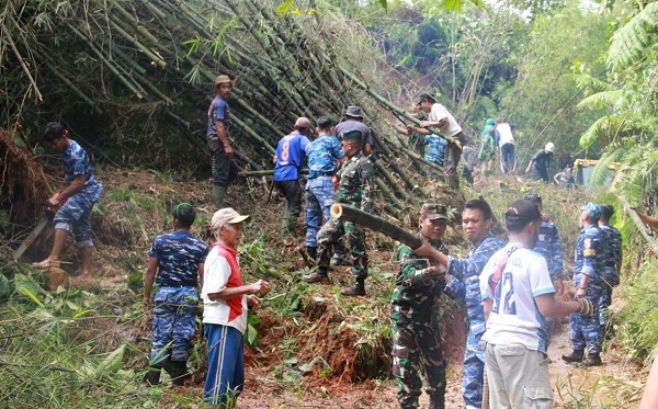 Tanggap Darurat Bencana, Personel Lanud Husein Sastranegara Bantu Warga Desa Sukakarya Kabupaten Cianjur Buka Akses Jalan