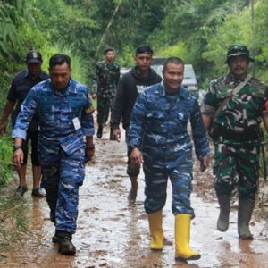Tanggap Darurat Bencana, Personel Lanud Husein Sastranegara Bantu Warga Desa Sukakarya Kabupaten Cianjur Buka Akses Jalan