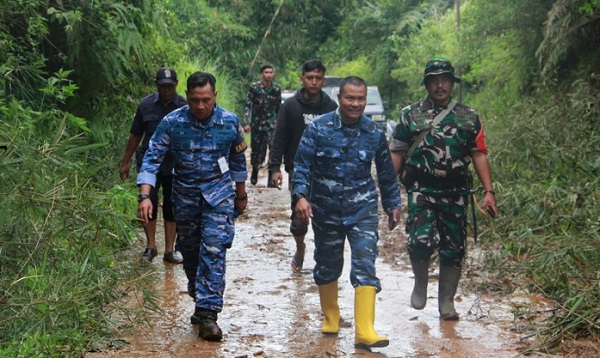 Tanggap Darurat Bencana, Personel Lanud Husein Sastranegara Bantu Warga Desa Sukakarya Kabupaten Cianjur Buka Akses Jalan