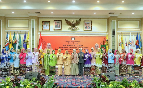 Tingkatkan Etika Komunikasi, Pj. Ketua TP PKK Provinsi Lampung Buka Seminar Peringatan Hari Ibu dan HUT ke 25 Dharma Wanita